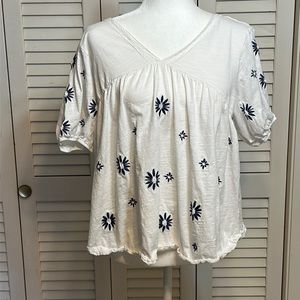 NWOT MAGNOLIA M short, puff sleeve, flowy blouse, and white with blue embroidery